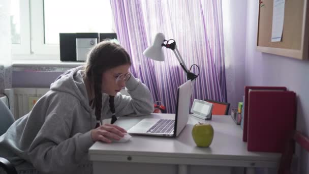 Svém Laptopu Teenager Objevil Informaci Které Nemůže Uvěřit Čte Dívá — Stock video