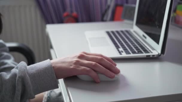 若い女性の手は ラップトップを操作しながら コンピュータのマウスを移動します 勉強のための家の部屋 — ストック動画