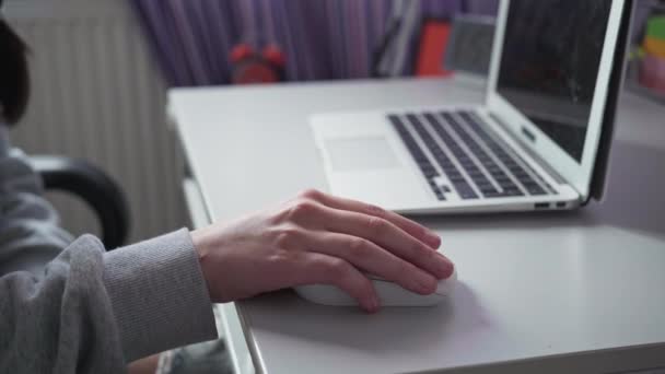 Ung Kvinnlig Hand Flyttar Datormus Medan Kör Bärbar Dator Ett — Stockvideo