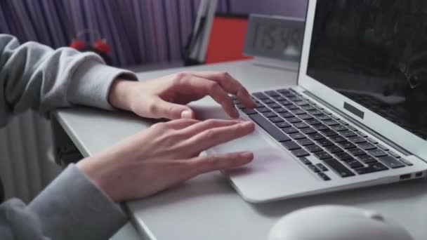 Desliza Dedo Tutchpad Durante Operação Laptop Funciona Remotamente Computador Pela — Vídeo de Stock