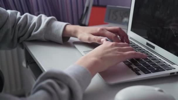 Jeunes Mains Féminines Tapant Sur Clavier Ordinateur Portable Travailler Distance — Video