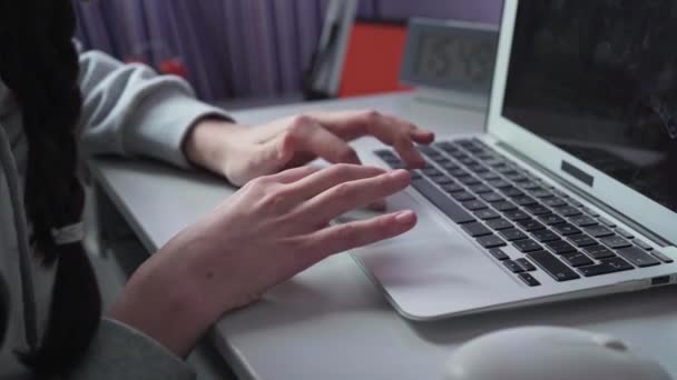 ノートパソコンを操作しながら Tutchpad上で指をスライドさせます マウスを使用せずにインターネット上のコンピュータ上でリモートで動作します — ストック動画