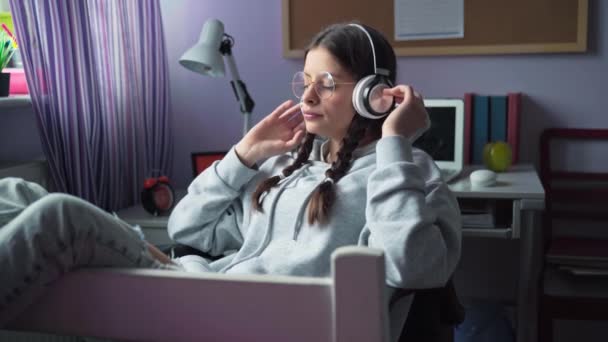 Młoda Brunetka Białe Słuchawki Uszach Słuchanie Muzyki Słuchawkach Bezprzewodowych Dziewczyna — Wideo stockowe