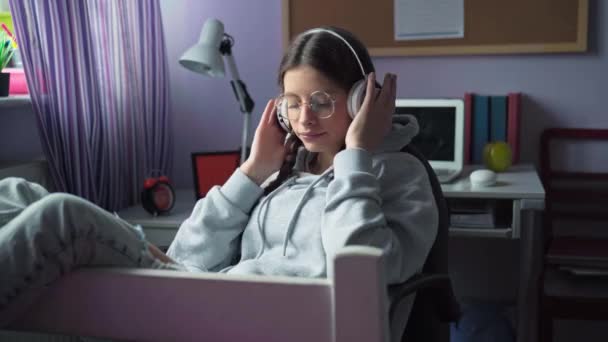Podczas Relaksu Młoda Dziewczyna Słucha Ulubionej Muzyki Słuchawkach Bezprzewodowych Nastoletnia — Wideo stockowe