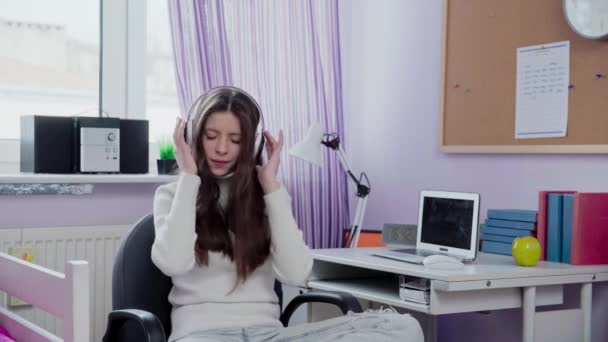 Ein Mädchen Teenageralter Singt Und Drückt Ihre Zufriedenheit Verbal Mit — Stockvideo