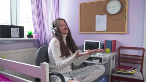 Teenage Girl Imitates Singer Sings Her While Listening Piece Music — ストック動画