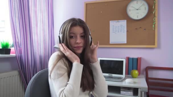 Young Brunette Wireless Headphones Her Ears Gestures Sings Camera Learn — Stock Video