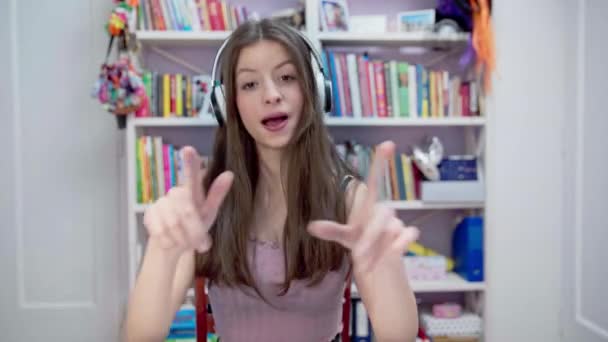 Fiatal Lány Kedvenc Zenéjét Énekli Miközben Vezeték Nélküli Fejhallgatón Hallgatja — Stock videók