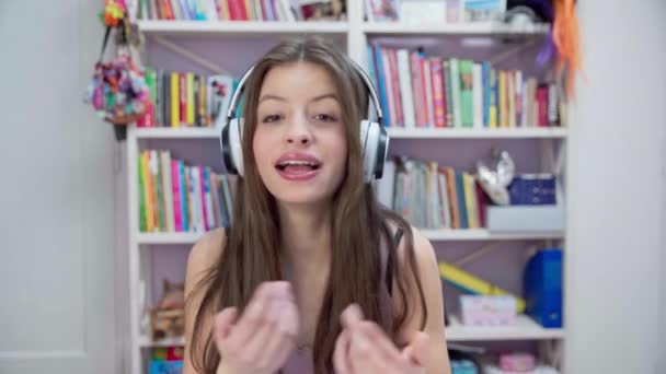 Young Brunette Girl Sings Gestures Her Hands Girl Listens Music — Stock Video