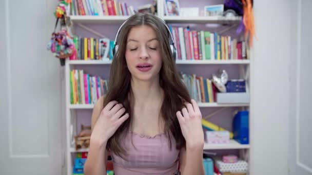 Молода Брюнетка Співає Слухаючи Музику Щоб Тренувати Голос Домашня Співачка — стокове відео