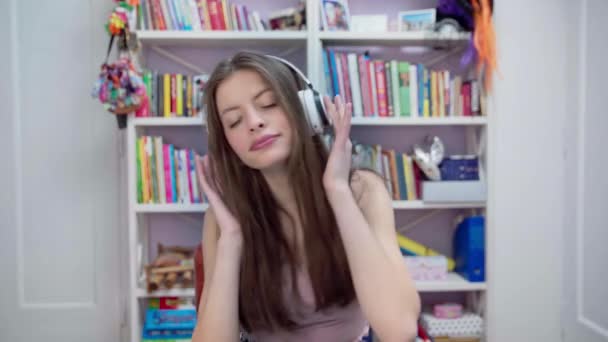 Young Brunette Sings While Listening Music Practice Her Voice Home — ストック動画