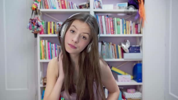 Bir Kız Şarkı Söylemeyi Öğreniyor Genç Bir Kız Kablosuz Kulaklıkla — Stok video