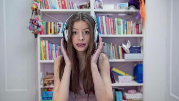 Děvče Učí Zpívat Puberťačka Poslouchá Hudbu Bezdrátových Sluchátkách Mladá Usměvavá — Stock video