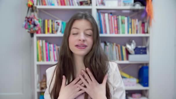Genç Bir Kız Evde Şarkı Söylemeyi Öğrenmeye Karar Verdi Uzun — Stok video