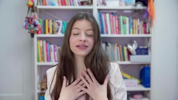 Μια Νεαρή Έφηβη Αποφάσισε Μάθει Τραγουδάει Στο Σπίτι Μια Νεαρή — Αρχείο Βίντεο