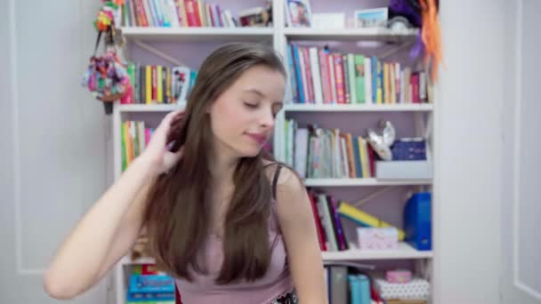 Egy Fiatal Barna Otthoni Gyakorláson Énekel Egy Fiatal Mosolygós Tinédzser — Stock videók