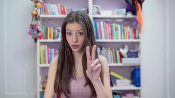 Μια Έφηβη Μοιράζεται Την Εμπειρία Της Ενυδατικά Που Χρησιμοποιεί Στα — Αρχείο Βίντεο