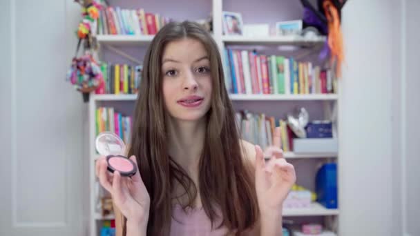 Młoda Dziewczyna Mówi Jakiego Rumieńca Używa Twarz Pokazuje Jak Nakładać — Wideo stockowe