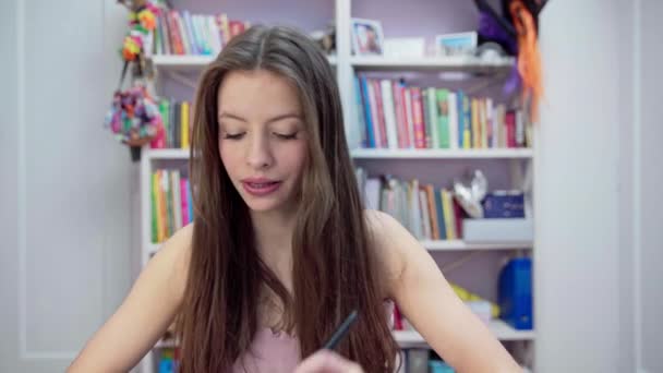Ένα Νεαρό Κορίτσι Λέει Ρουζ Χρησιμοποιεί Για Πρόσωπό Της Και — Αρχείο Βίντεο