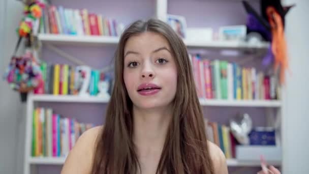 Młoda Brunetka Maluje Usta Mówi Jak Zrobić Szybko Dokładnie Tle — Wideo stockowe
