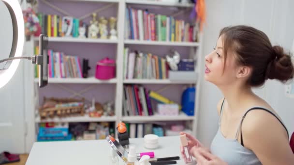 Una Adolescente Dirige Blog Sobre Cosméticos Transmisión Vídeo Vivo Realizada — Vídeo de stock