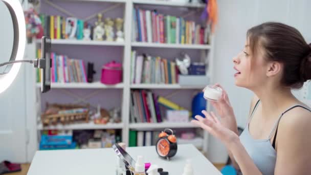 Brunetka Kobieta Prowadzi Relację Żywo Pośrednictwem Smartfona Kosmetykach Nawilżenia Skóry — Wideo stockowe