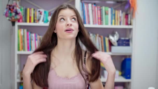Schoolgirl Learns Singing Stage Image Singing Camera Brunette Long Hair — Vídeo de stock