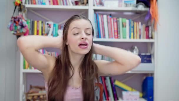 Χόμπιτ Τραγουδάει Την Αγαπημένη Της Μουσική Στο Σπίτι Ελκυστική Μελαχρινή — Αρχείο Βίντεο
