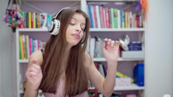 Молодая Девушка Свободное Время Расслабляется Увлекается Пением Слушая Любимые Музыкальные — стоковое видео