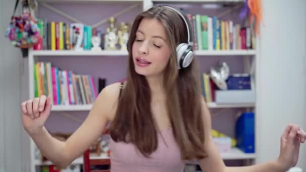 Молодая Девушка Свободное Время Расслабляется Увлекается Пением Слушая Любимые Музыкальные — стоковое видео
