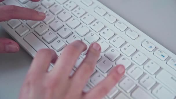 Νεαρά Γυναικεία Χέρια Δακτυλογραφούν Πληκτρολόγιο Υπολογιστή Λευκό Πληκτρολόγιο Μαύρα Γράμματα — Αρχείο Βίντεο