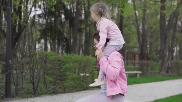 Fille Assoit Sur Les Épaules Des Jeunes Mamans Balance Maman — Video
