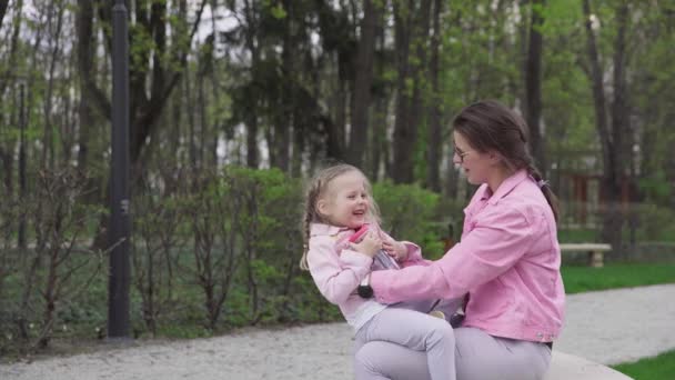 Matka Dcera Hrají Lechtání Zatímco Sedí Lavičce Městském Parku Dívka — Stock video