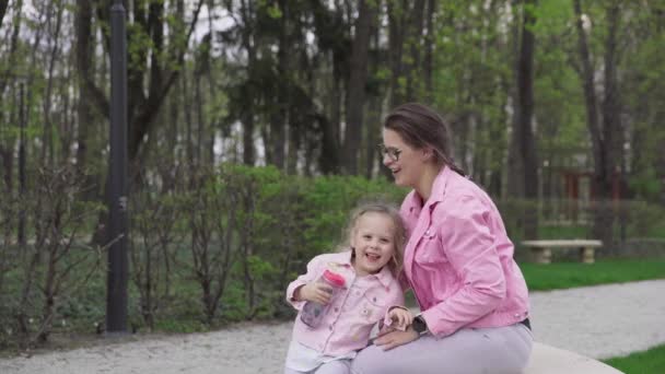 Madre Tende Mani Davanti Gesto Invito Ragazza Bacia Sua Figlia — Video Stock