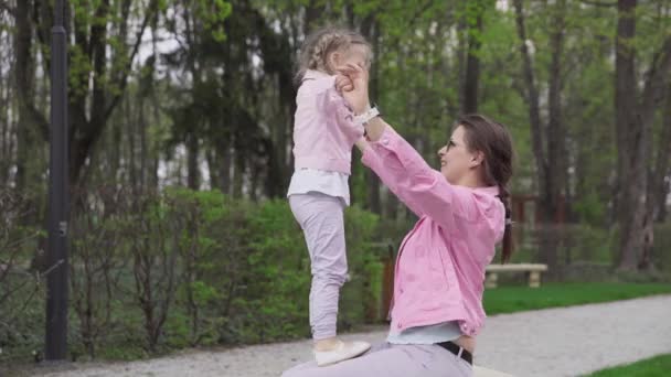 Čtyřletá Holka Mává Rukama Jako Když Pták Zamává Křídly Naučit — Stock video