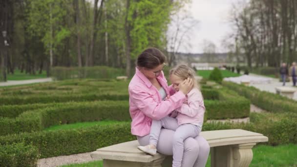 Matka Sedí Lavičce Parku Slunečného Jarního Dne Svou Dcerou Odpočinek — Stock video