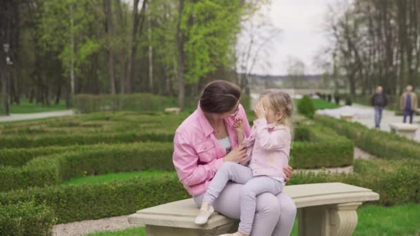 Чотирирічна Дівчинка Розповідає Матері Знайшла Під Час Прогулянки Весна Міському — стокове відео