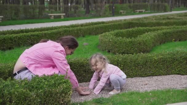 Nanny Girl Playing City Park Cover Hands Small Pebbles Young — Stockvideo