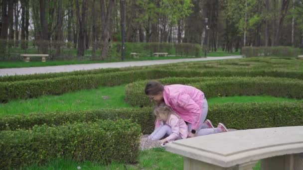 Diversão Cobrir Pés Com Grão Fino Relaxando Livre Parque Cidade — Vídeo de Stock