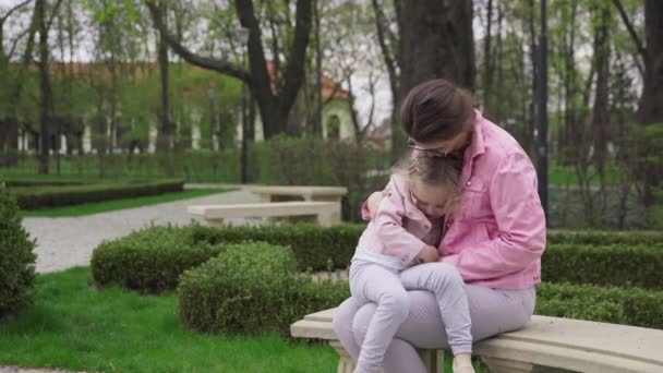 Young Mother Sits Bench City Park Her Daughter Woman Tenderly — 비디오