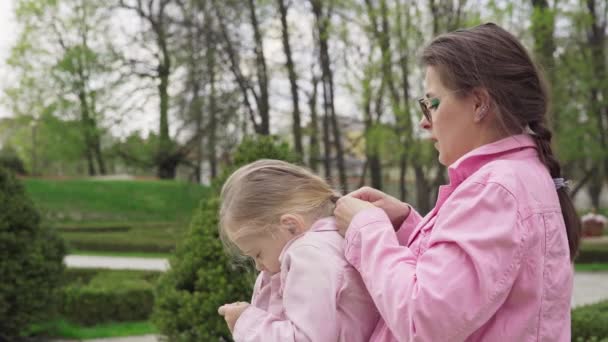 Nanny Braids Babysitting Girl Relaxing City Park Early Spring Daughter — Stockvideo
