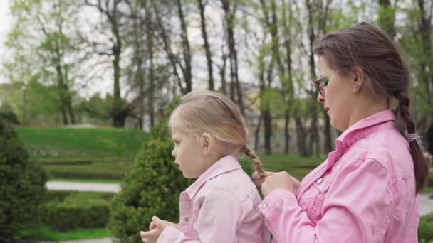 Nanny Braids Babysitting Girl Relaxing City Park Early Spring Daughter — Stockvideo