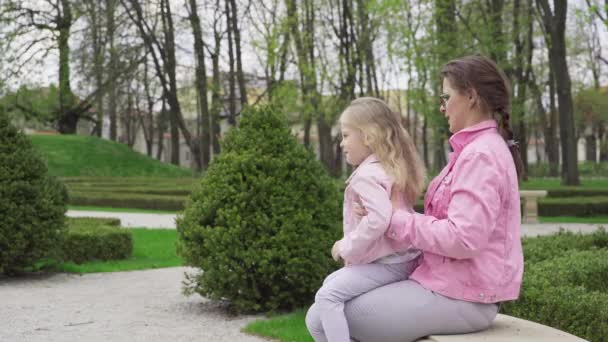 Caregiver Arranges Childs Hair Begins Braid Girl Blonde Hair Relaxing — 图库视频影像