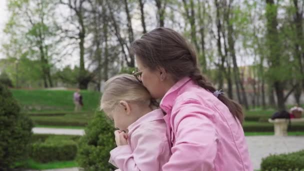 Мама Міському Парку Своєю Коханою Дочкою Чотирирічна Дівчинка Обіймається Своєю — стокове відео