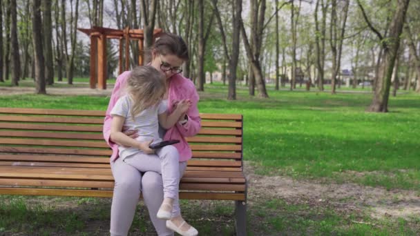 Χαλαρώνοντας Ένα Παγκάκι Ένα Πάρκο Της Πόλης Ένα Smartphone Στο — Αρχείο Βίντεο