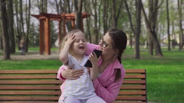 Bench City Park Little Girl Sits Her Mothers Lap Child — Stok Video