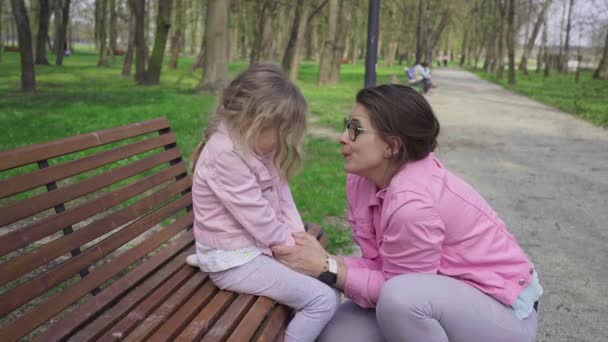 Caregiver Explains Girl How Behave City Park Talking Child Serious — Stok Video