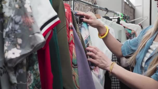 Een Klant Zoekt Naar Kleding Door Hangende Kleding Aan Hangers — Stockvideo