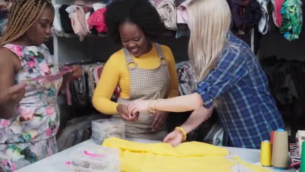백인의 미모를 소녀는 재단사의 식탁에서 직물을 방법을 줍니다 양복점에서 일하는 — 비디오