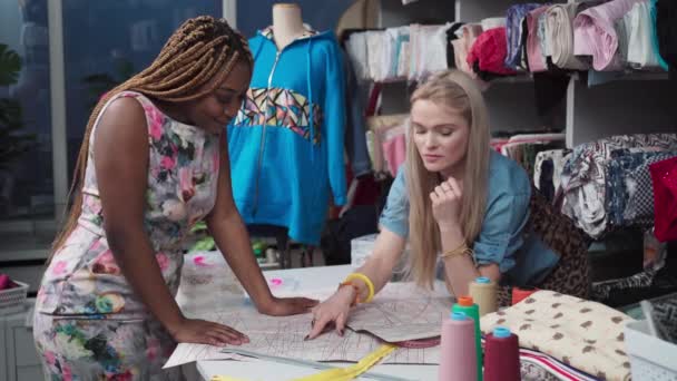 Deux Créatrices Vêtements Pour Femmes Planifient Projet Conjoint Pour Prochaine — Video